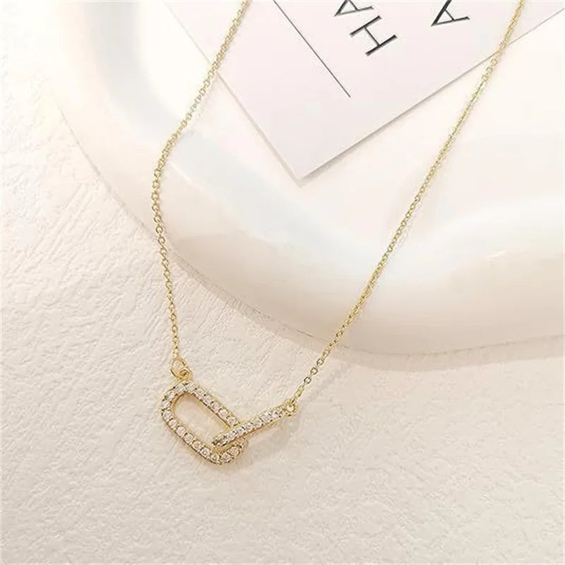 The 18k Gold Interlocking Circle Pendant